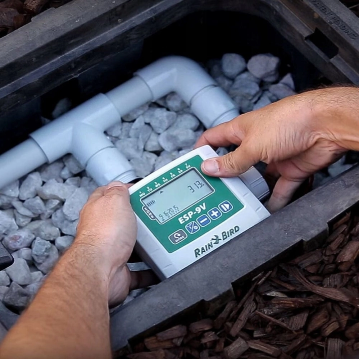 montaż w skrzynce zaworowej Sterownik Bateryjny Rain Bird ESP-9V 2 sekcje z wyświetlaczem